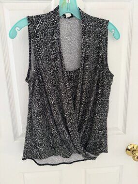 WHBM White House Black Market SLEEVELESS SCOOP NECK TOP layered front